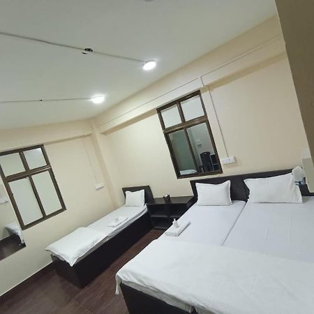Oyo Thangal Hotel Imphal Exteriör bild