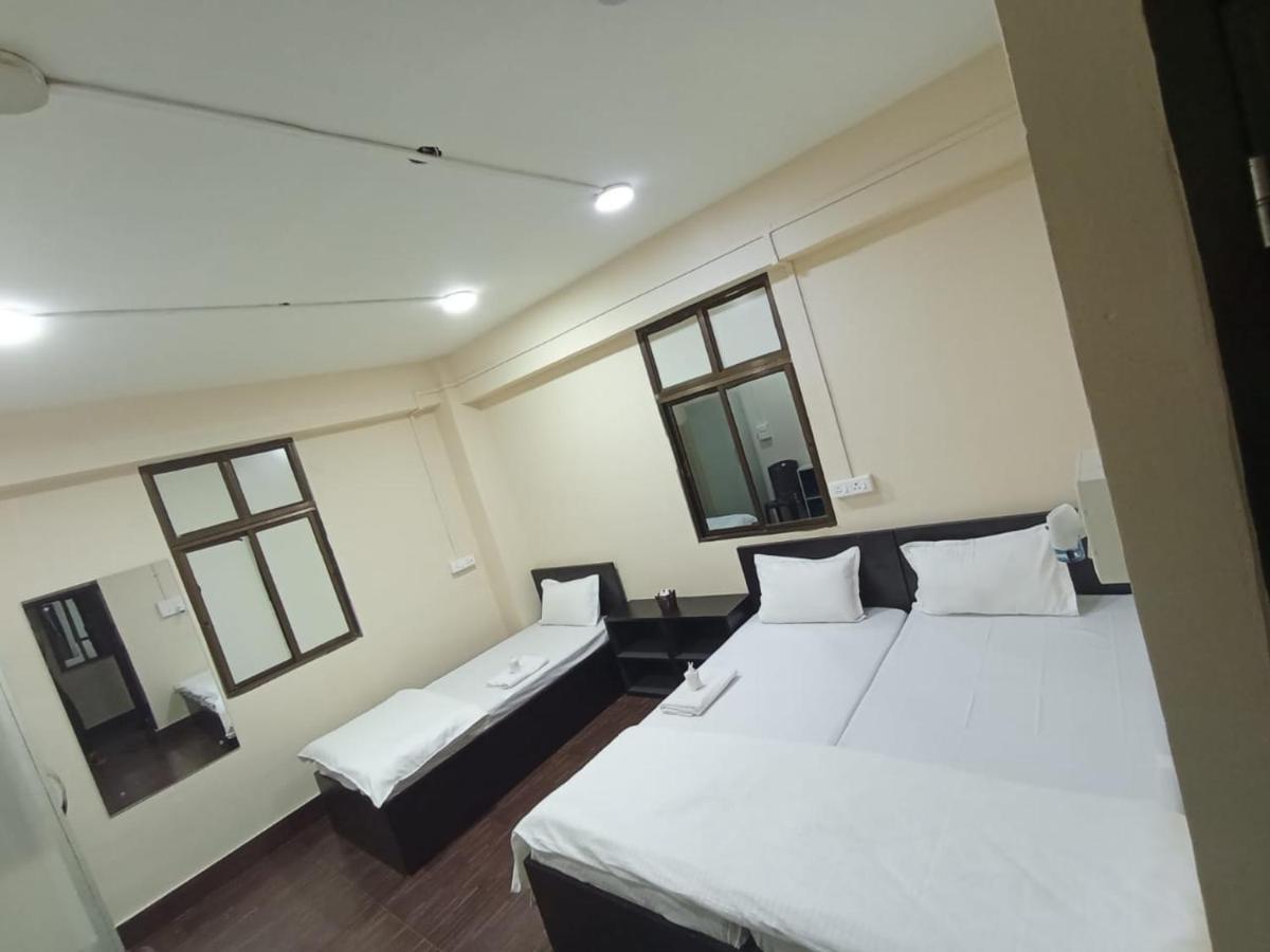 Oyo Thangal Hotel Imphal Exteriör bild