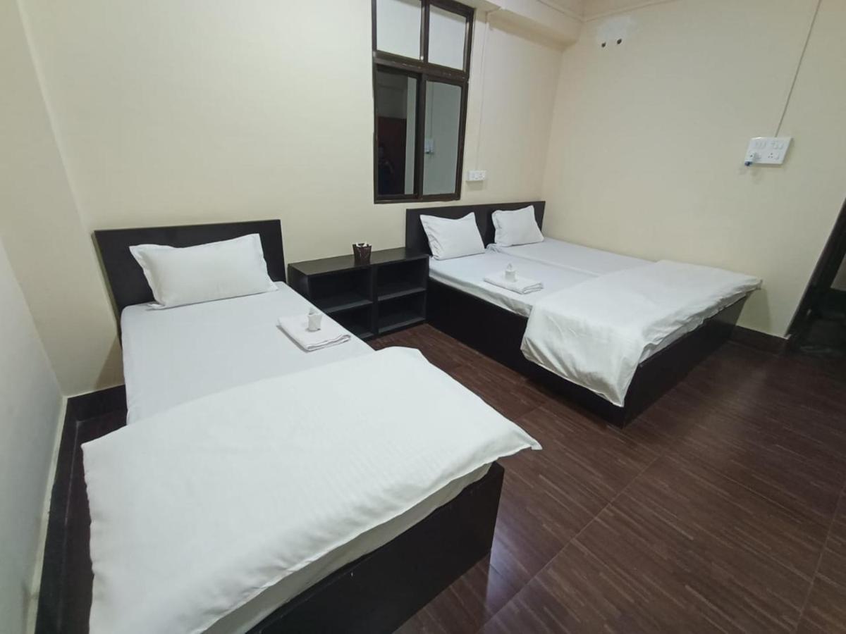 Oyo Thangal Hotel Imphal Exteriör bild