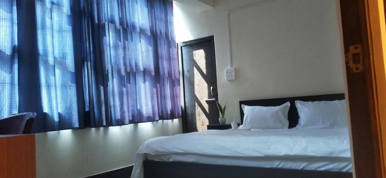 Oyo Thangal Hotel Imphal Exteriör bild